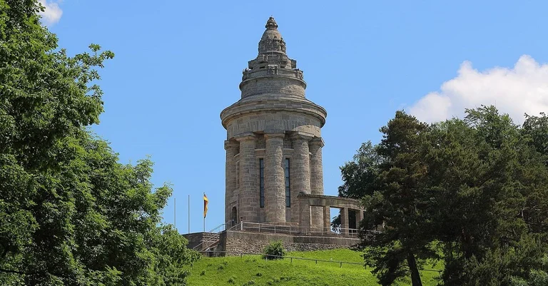 Vorschaubild: Video veröffentlicht: Bürger sollen Anschlag auf Denkmal klären helfen