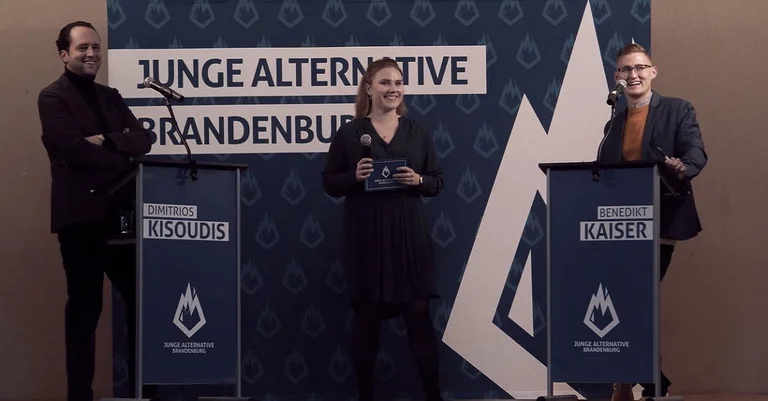 Dimitrios Kisoudis und Benedikt Kaiser diskutierten bei einer Veranstaltung der Jungen Alternative Brandenburg. Bild: Screenshot Twitter / Junge Alternative Brandenburg