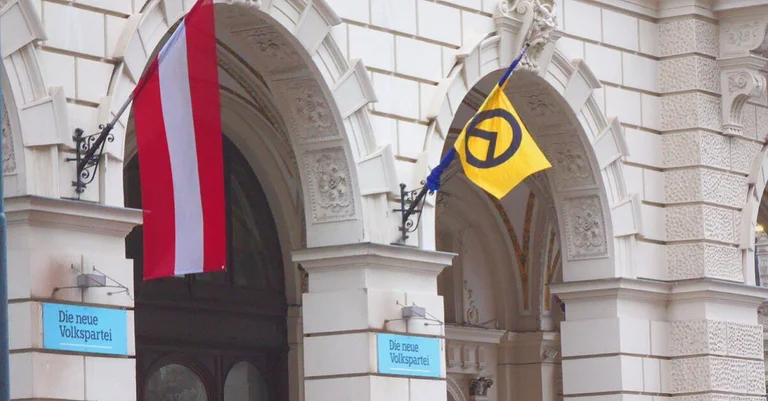 Vorschaubild: Gegen Lambda-Verbot: Identitäre hissen Fahne auf ÖVP-Zentrale