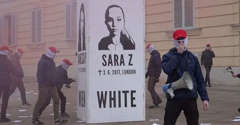 Vorschaubild: Wien: Rechte Aktivisten verhüllen Omofuma-Denkmal