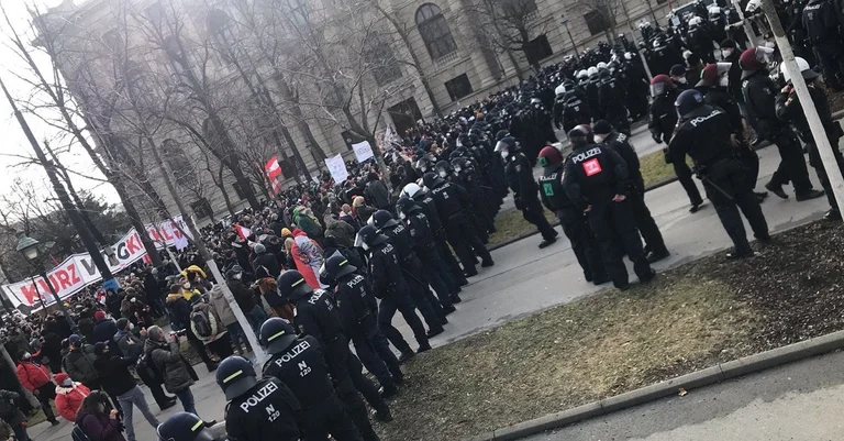 Vorschaubild: Fotostrecke: Polizei-Kessel um Corona-Demo