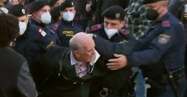 Vorschaubild: Eskalation in Tirol: Als die Polizei einen alten Mann zu Boden riss