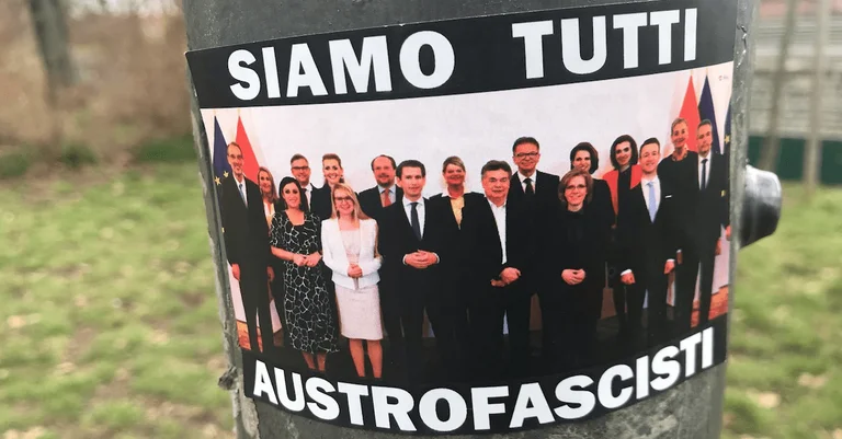 Vorschaubild: Frisch geklebt: Regierungskritik