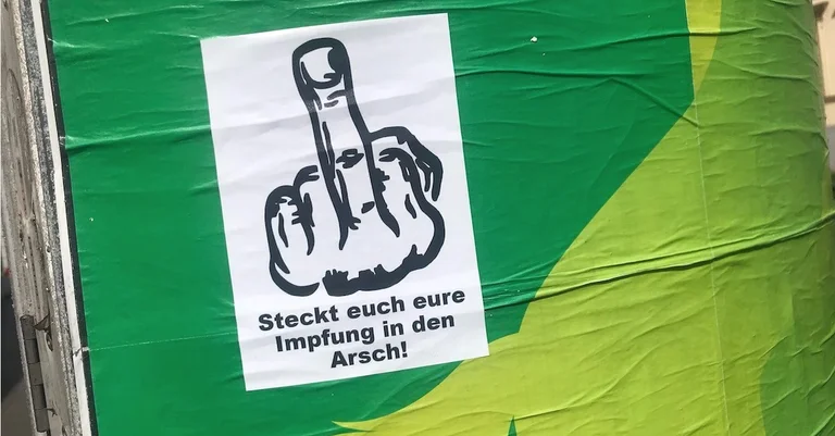 Vorschaubild: Frisch geklebt: Impfhass