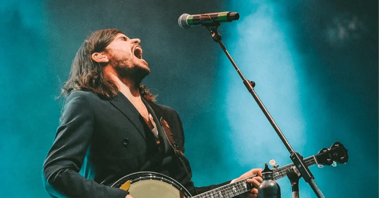 Vorschaubild: Musiker verlässt „Mumford & Sons“, um „problemlos Meinung sagen zu können“