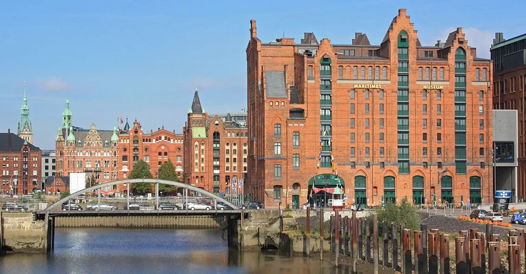 Vorschaubild: Nur noch Geimpfte und Genesene: Hamburger Senat beschließt 2G-Maßnahmen