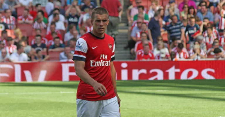 Vorschaubild: Impf-Debatte: Lukas Podolski nimmt ungeimpften Kimmich in Schutz