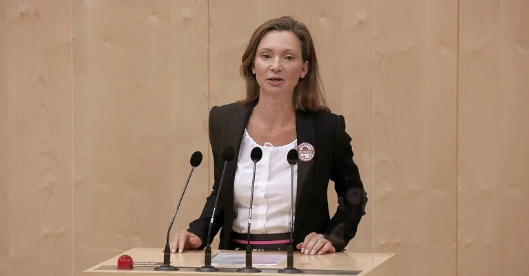 Vorschaubild: FPÖ warnt: Türkis-Grün bereitet Beugehaft für Impf-Verweigerer vor