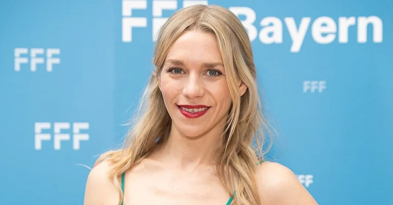 Vorschaubild: Schauspielerin Julia Dietze rechnet mit Corona-Politik ab