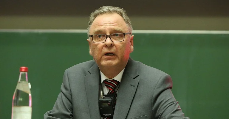 Vorschaubild: Ehemaliger Verfassungsrichter hält Impfpflicht für verfassungswidrig