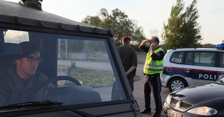 Vorschaubild: Burgenland: Schlepper schießt auf Bundesheer-Soldaten