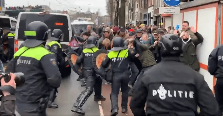 Vorschaubild: UN-Berichterstatter ermittelt: Massive Polizeigewalt bei Corona-Demo in Amsterdam
