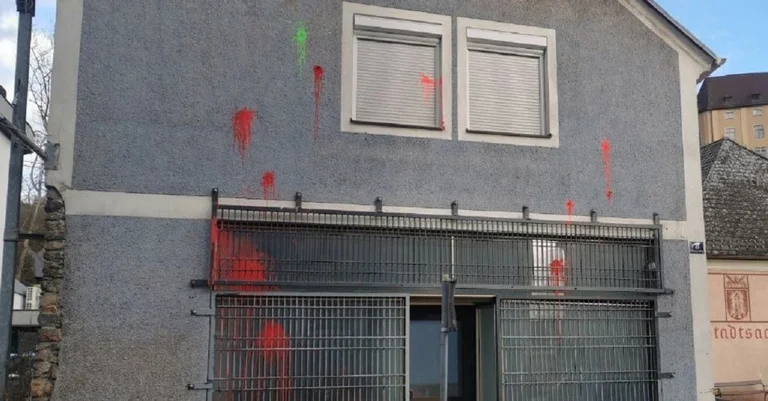 Vorschaubild: „Castell Aurora“: Farbangriff auf Patrioten-Zentrum in Steyregg