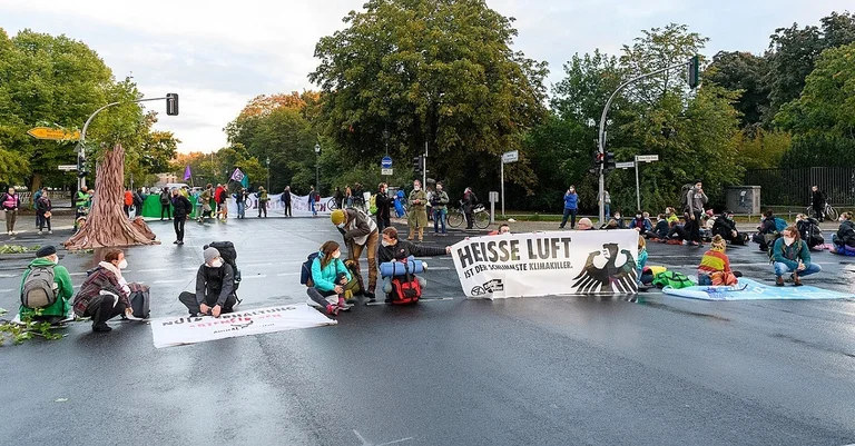 Vorschaubild: Klima-Aktivisten: Senatorin prüft Bußgelder für Autobahnblockierer