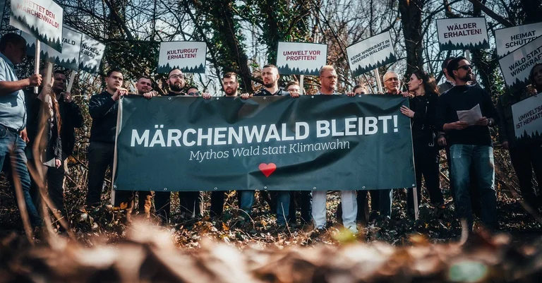 Vorschaubild: „Junge Alternative“ protestiert gegen Abholzung des Reinhardswaldes