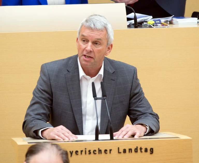 Vorschaubild: Ukraine-Krieg: AfD-Sprecher warnt vor „linksgrünen Kriegstreibern“