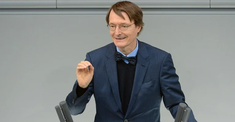 Vorschaubild: Erhöhung der Krankenkassenbeiträge: Lauterbach sieht Schuld bei Spahn