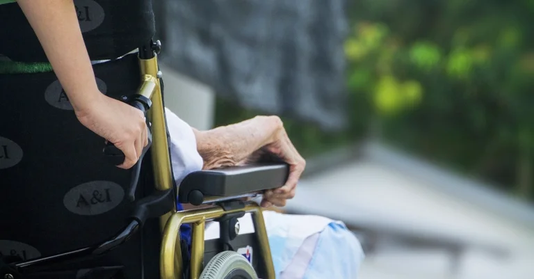 Vorschaubild: Pflegereform: Regierung präsentiert milliardenschweres Maßnahmenpaket