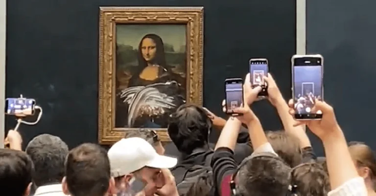 Vorschaubild: Verkleideter Mann wirft Torte auf „Mona Lisa“