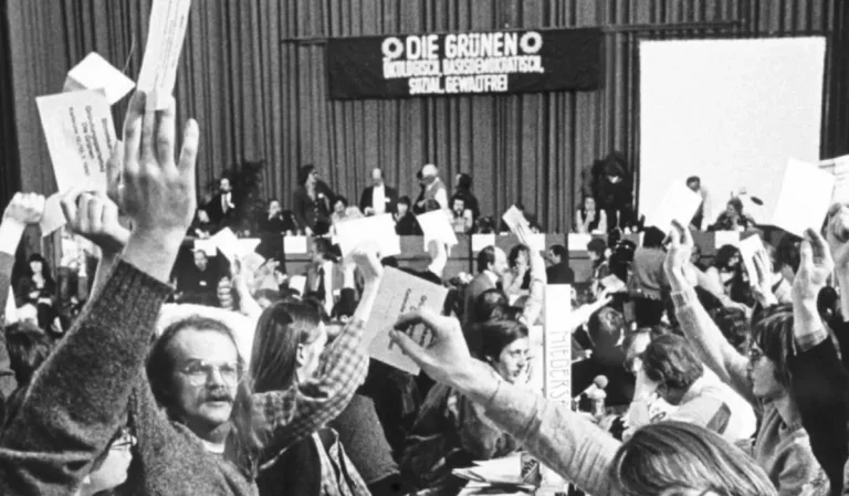 Vorschaubild: FREILICH Gespräch: „Volksfeindlich und Anti-Deutschland“