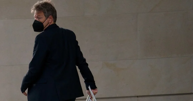 Vorschaubild: Nach Katarbesuch: Habecks Gas-Deal platzt