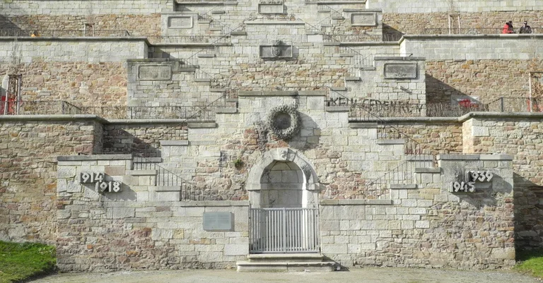 Vorschaubild: Statt „Ehrenmal“ nun „Mahnmal“: Bundeswehr funktioniert Gedenkstätte um