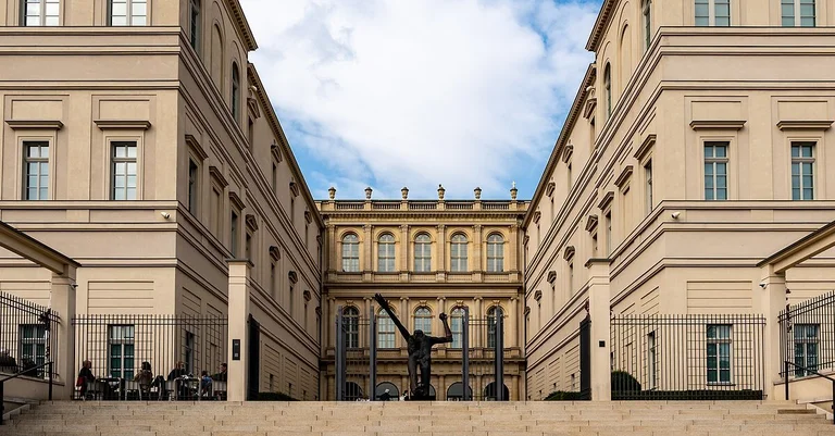 Vorschaubild: Nach Kartoffelpüree-Attacke: Museum vorübergehend geschlossen