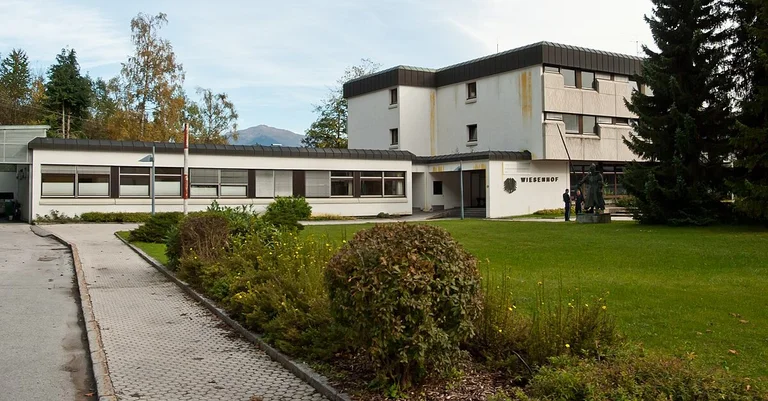 Vorschaubild: Gemeinde wehrt sich mittels Bescheid gegen Asyl-Zeltlager