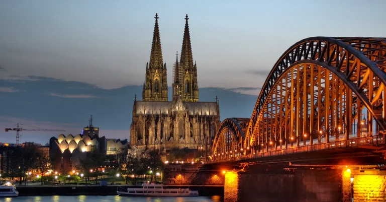 Vorschaubild: Köln: Ausländeramt-Mitarbeiterin schleuste Migranten nach Deutschland