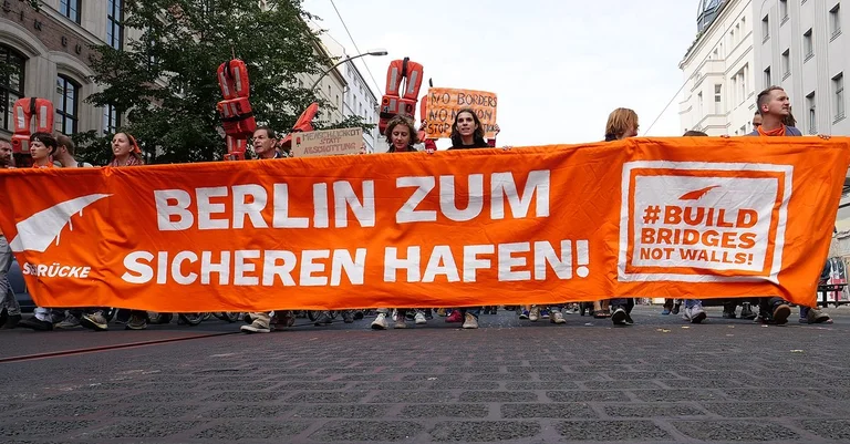 Vorschaubild: Für ein reines Gewissen in den Ruin? Kommunen wollen noch mehr Migranten