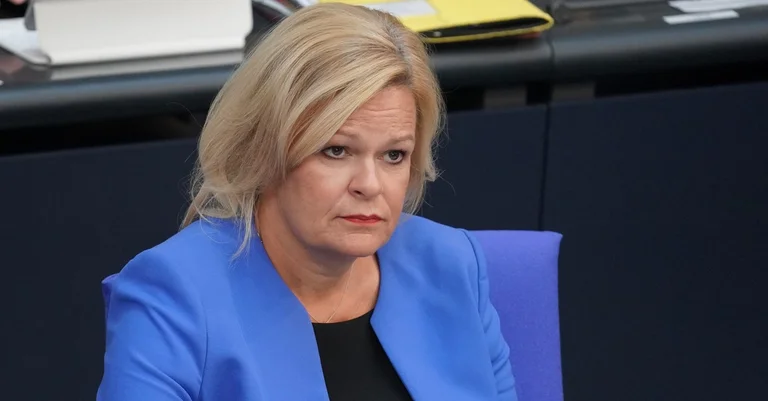 Vorschaubild: Innenministerin Faeser kündigt weitere Verschärfung des Waffenrechts an