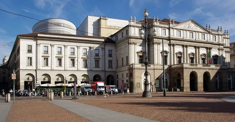 Vorschaubild: Klimaextremisten beschmieren Eingang der Mailänder Scala