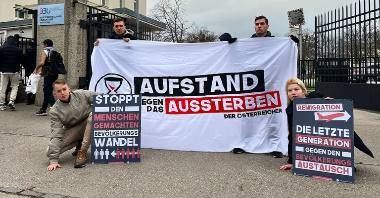 Vorschaubild: Medien empört: Rechte kleben sich vor Traiskirchen-Asylzentrum fest