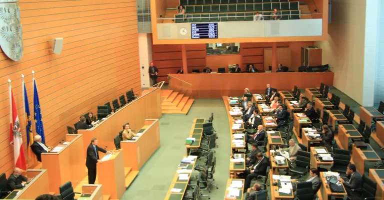 Vorschaubild: Klimaextremisten beschmieren Landtag in St. Pölten