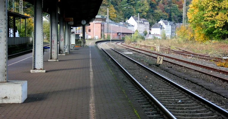 Vorschaubild: Syrer attackiert 16-Jährige und wirft sie ins Gleisbett