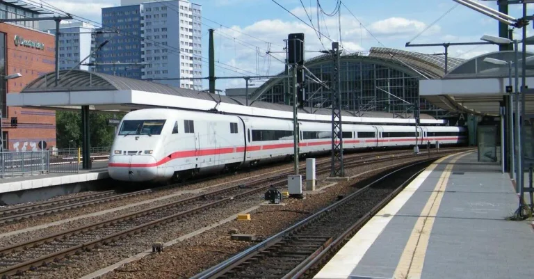 Vorschaubild: ICE-Personal wirft lesbisches Paar wegen Masken aus Zug