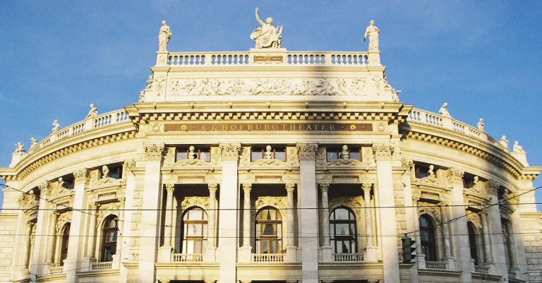 Vorschaubild: Gerüchte über Teichtmeister waren dem Burgtheater schon länger bekannt