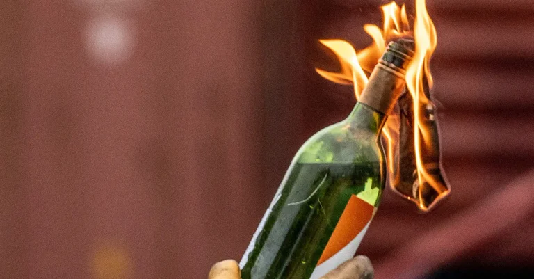 Vorschaubild: Tagebau-Räumung wird durch Molotow-Cocktails und brennende Barrikaden erschwert