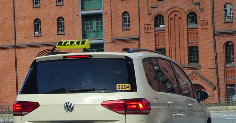 Vorschaubild: Hamburg plant Verbot von Verbrennermotoren für Taxiunternehmen