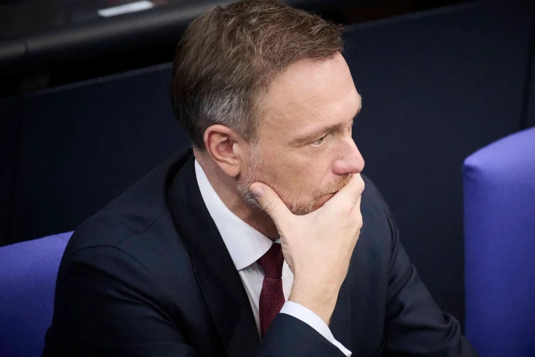 Vorschaubild: FDP stürzt im ZDF-Politbarometer ab, Regierung weiterhin ohne Mehrheit