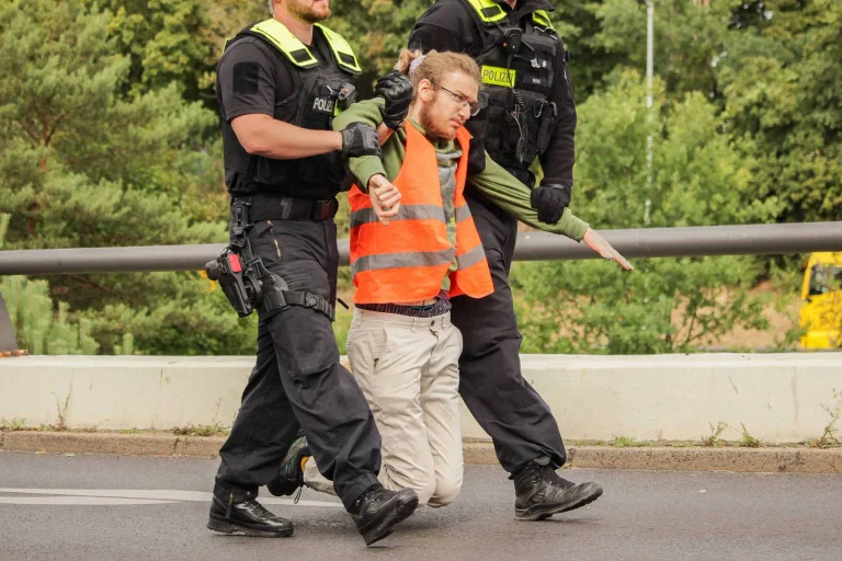 Vorschaubild: Klima-Kleber hat „enorme Angst“ vor Haftstrafe