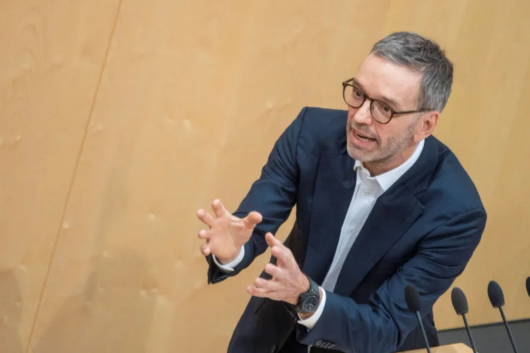 Vorschaubild: Kickl will Volksbefragung über Bargeld in Verfassung