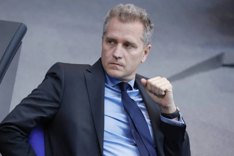 Vorschaubild: Schlepper im Mittelmeer: Rechte Politiker wollen Rackete bekämpfen