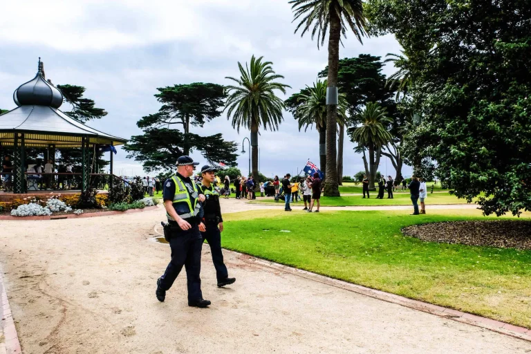 Vorschaubild: Genialer Trick? Polizisten outen sich als nicht-binär und bekommen mehr Geld