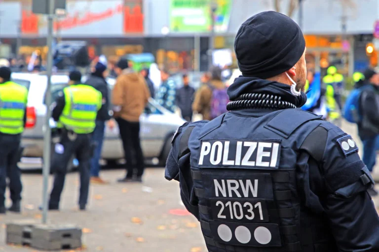 Vorschaubild: Dortmund: Polizei lässt Antifa vor Haus eines AfD-Politikers demonstrieren