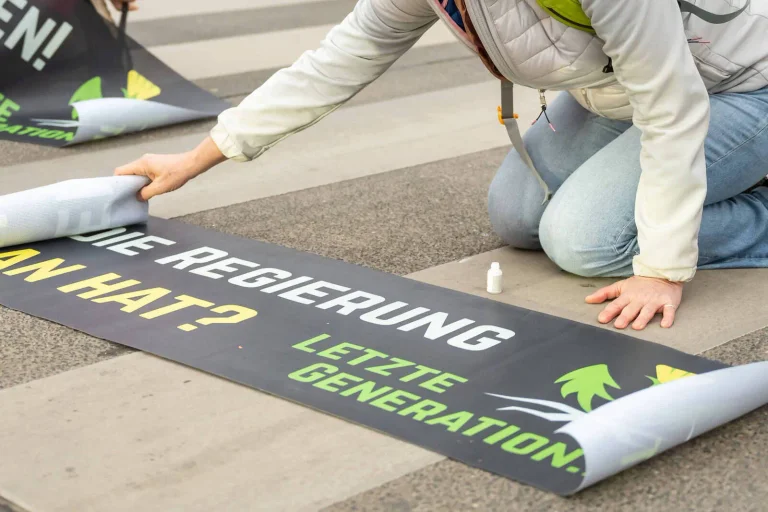 Vorschaubild: Klimakleber wollen Umwelt schützen, belasten sie aber selbst