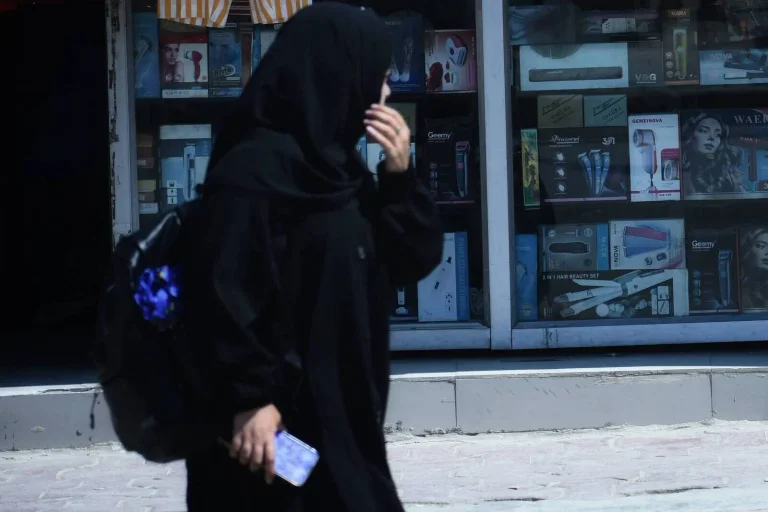 Vorschaubild: Frankreich will islamische Abayas aus Schulen verbannen