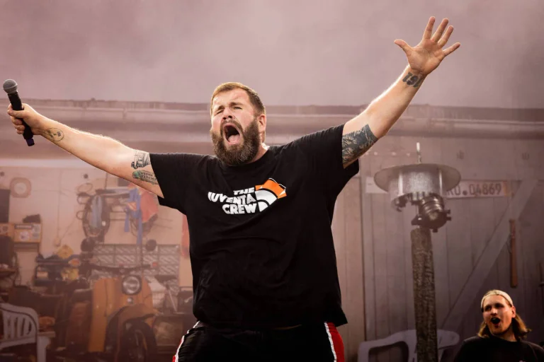 Vorschaubild: Musik als Deckmantel: So salonfähig sind Antifa-Gewaltfantasien im Mainstream