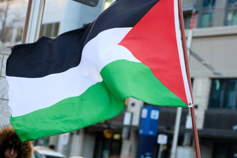 Vorschaubild: Berlin: Schlägerei zwischen Schüler und Lehrer wegen Palästina-Fahne