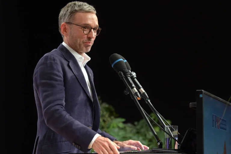 Vorschaubild: Kanzlerfrage: Kickl in Umfrage weit vor Nehammer und Babler